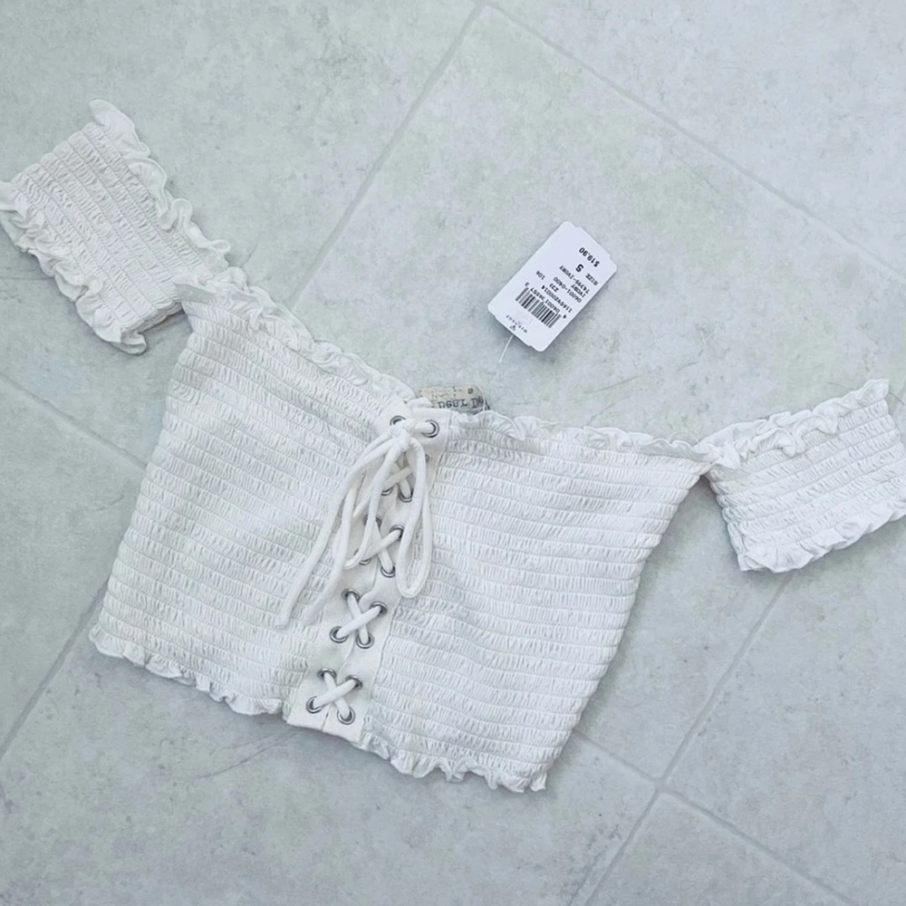 Off the shoulder crop